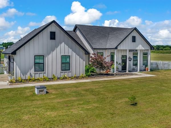 1000 Latigo Lane, Millsap, TX 76066