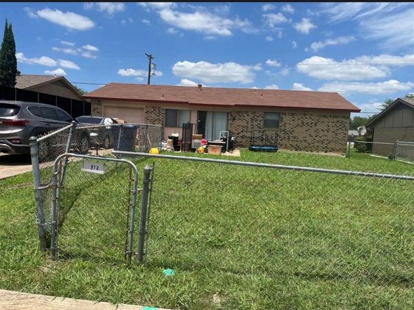 914 Pleasant Valley Road , Garland, TX 75040
