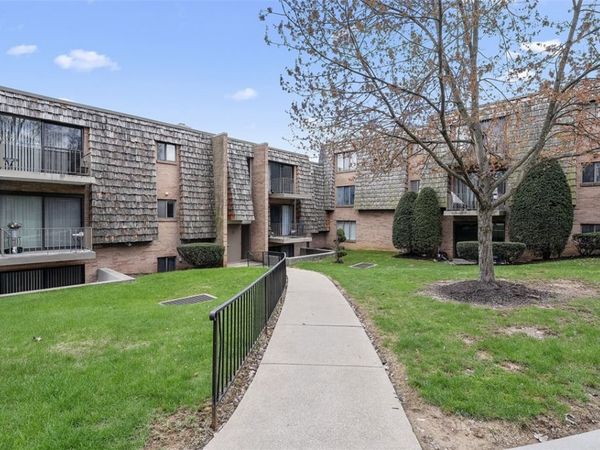 1232 Forest Green Dr , Coraopolis, PA 15108