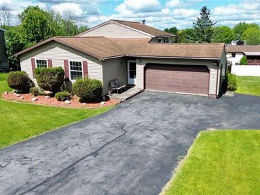 27 Meadowbrook Drive, New Hartford, NY 13413