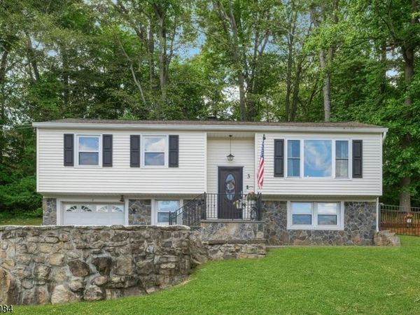 3 South Hillside Dr, Mount Olive, NJ 07828