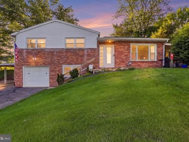 1901 OAKLEY DRIVE, YORK, PA 17408