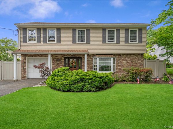 11 Edison Drive , Huntington Station, NY 11746