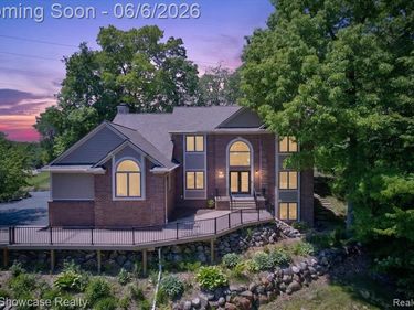 6220 Whispering Meadows Drive, White Lake Twp, MI 48383