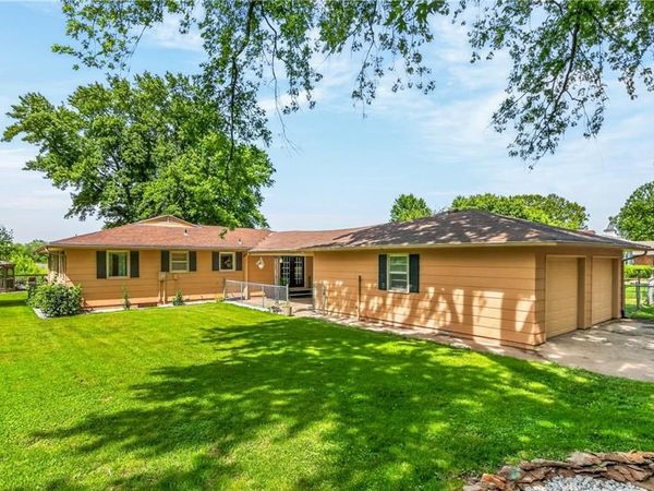 3807 SW Christie Terrace, St Joseph, MO 64504