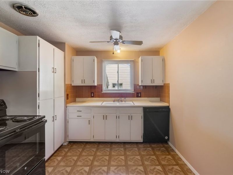 915 Valley Drive NW, North Canton, OH 44720 Photo 10