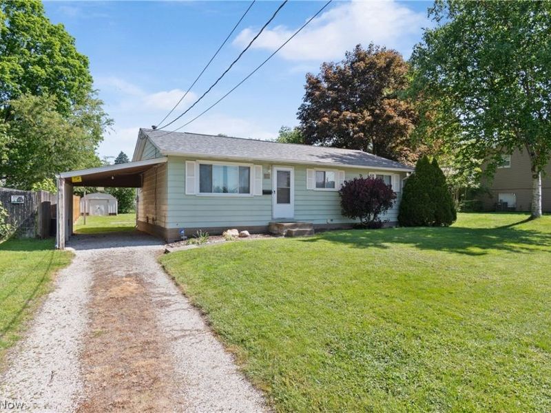 915 Valley Drive NW, North Canton, OH 44720 Photo 2