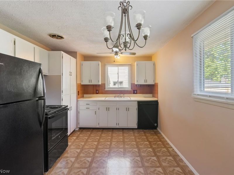 915 Valley Drive NW, North Canton, OH 44720 Photo 9