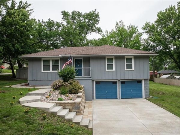218 SW 20th Terrace, Oak Grove, MO 64075