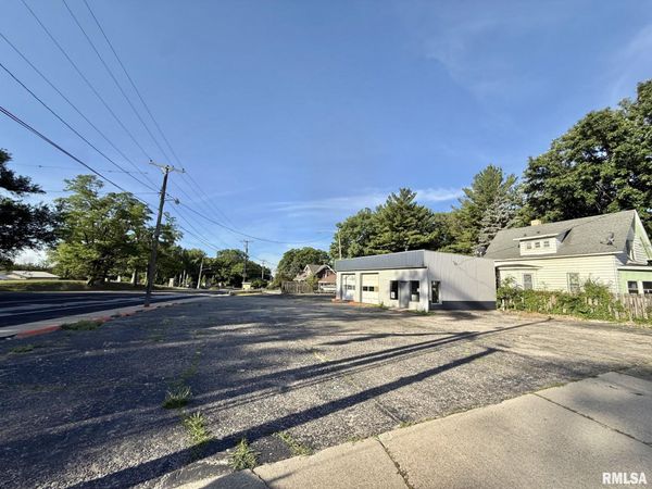 3037 N PROSPECT Road, Peoria, IL 61603