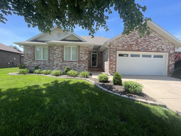 1002 E Nottingham Lane , Springfield, MO 65810