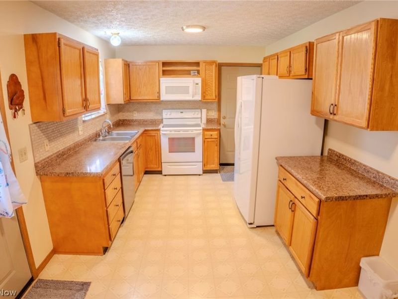 906 Ivor Avenue , Akron, OH 44314 Photo 3
