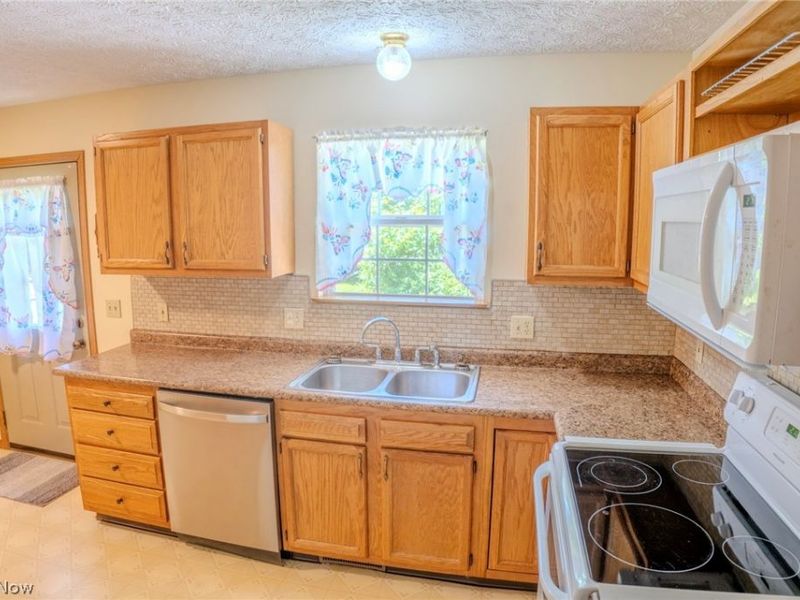 906 Ivor Avenue , Akron, OH 44314 Photo 4