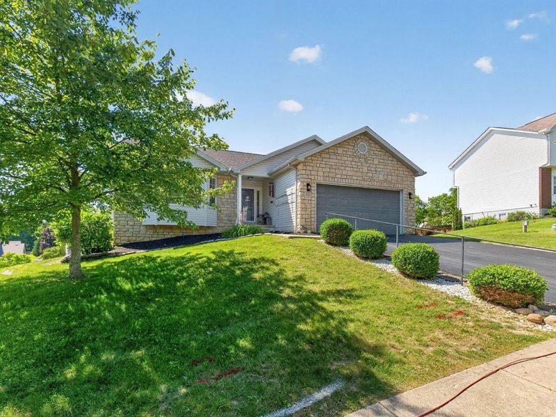 313 Weatherburn Drive, Pataskala, OH 43062 Photo 4
