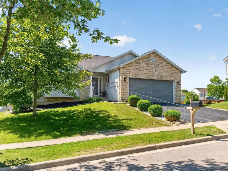 313 Weatherburn Drive, Pataskala, OH 43062 Photo 5