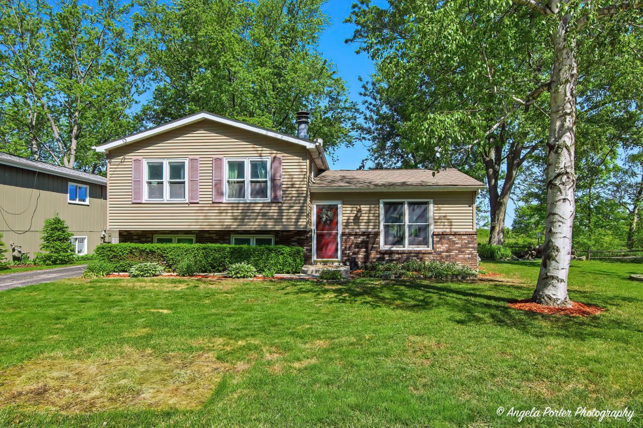 12 Sunshine Avenue , Third Lake, IL 60030