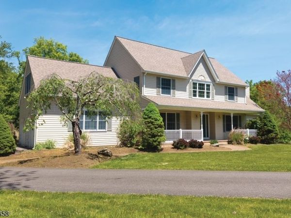 4 Winters Dr, Lebanon, NJ 08826