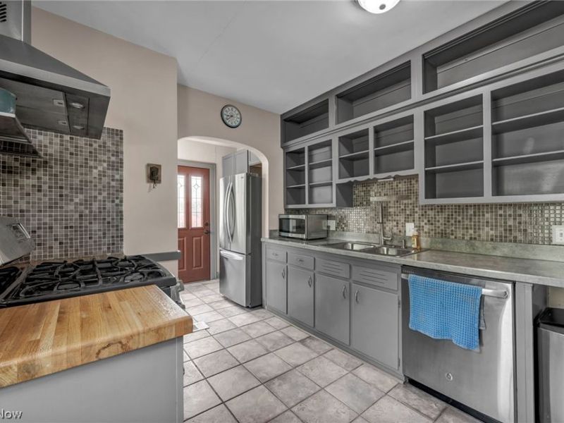 6193 N Canterbury Road , Parma, OH 44129 Photo 11