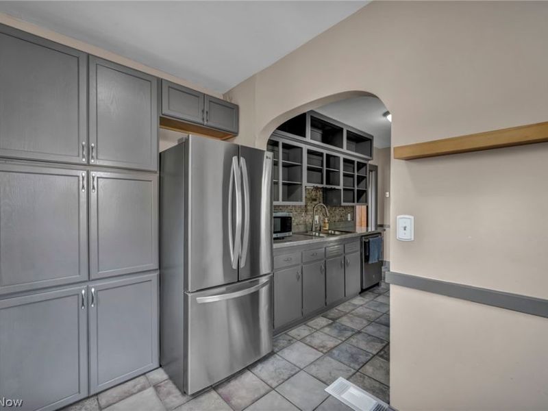 6193 N Canterbury Road , Parma, OH 44129 Photo 13