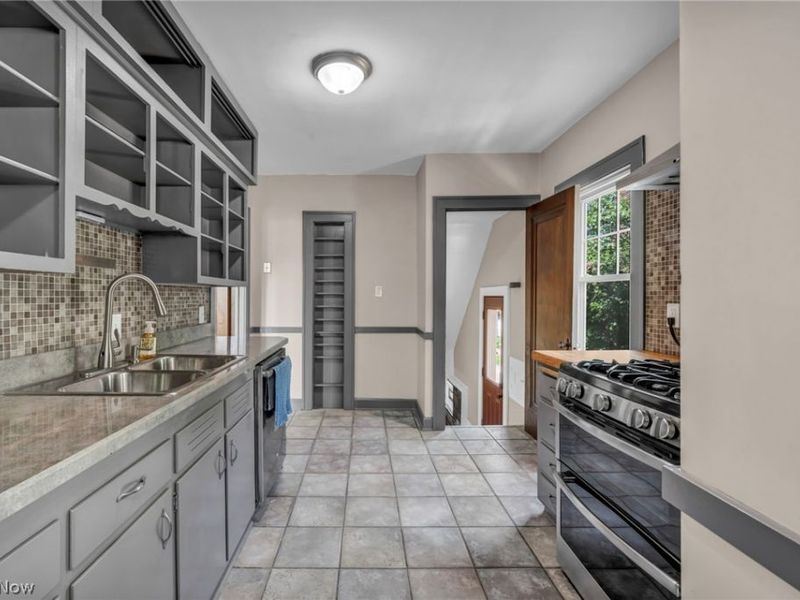 6193 N Canterbury Road , Parma, OH 44129 Photo 16