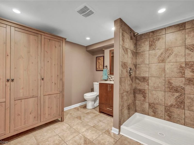 6193 N Canterbury Road , Parma, OH 44129 Photo 34