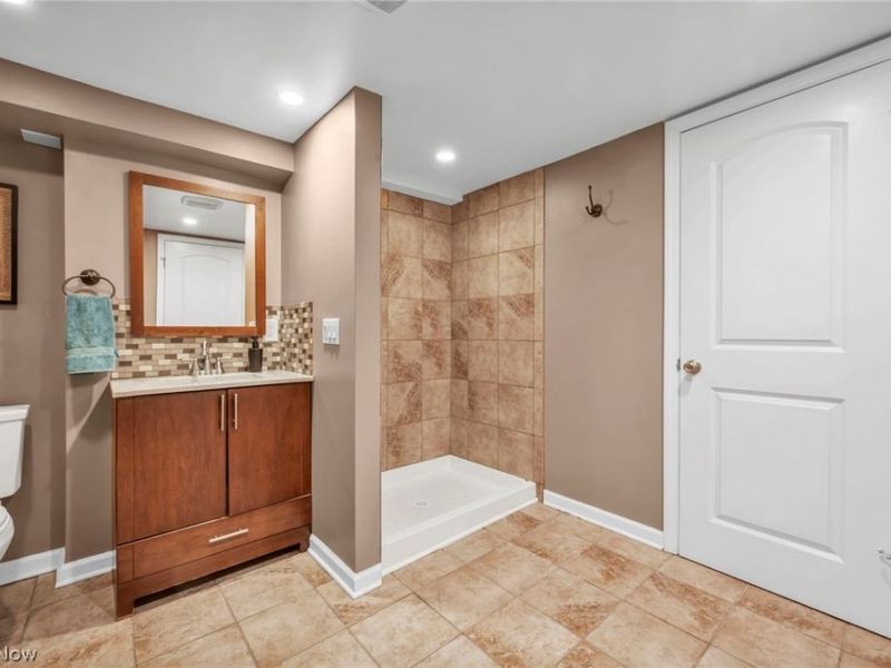 6193 N Canterbury Road , Parma, OH 44129 Photo 35
