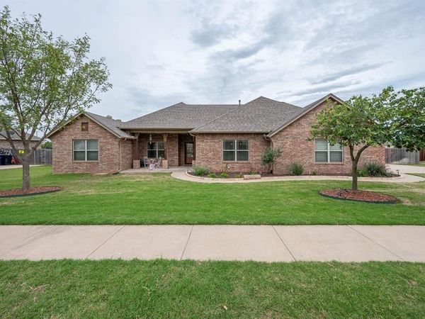 2825 Siena Circle, Yukon, OK 73099