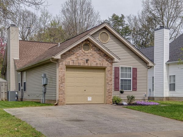 4002 Farmingham Woods Dr, Hermitage, TN 37076