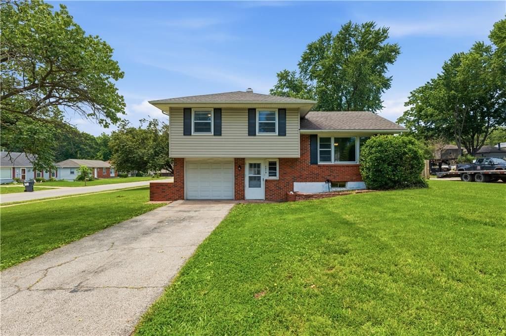 7514 N Virginia Avenue, Gladstone, MO 64118 Main Photo