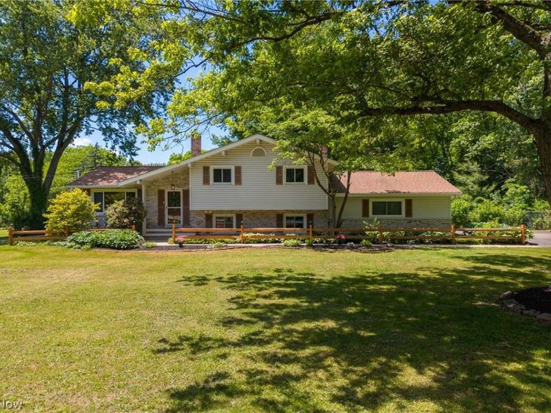 17796 Kingswood Drive , Chagrin Falls, OH 44023 Photo 2
