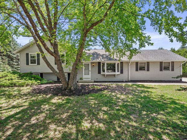 620 Prairie View Dr, North Prairie, WI 53153
