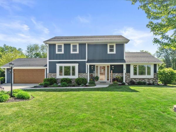 9574 S Fairway Cir, Franklin, WI 53132