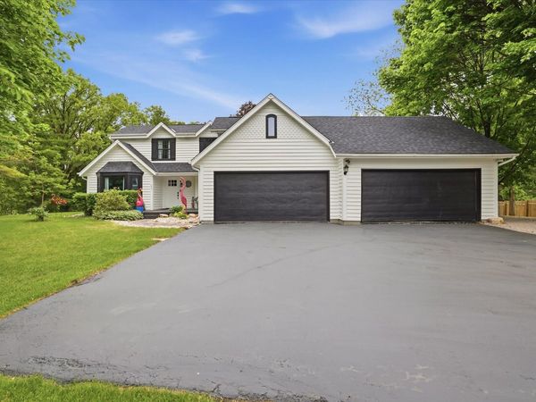 423 Bron Derw Ct, Wales, WI 53183