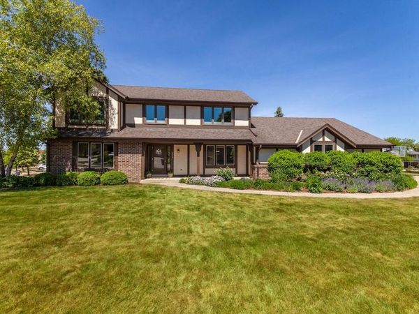 2230 Stony Ridge Dr, Waukesha, WI 53189