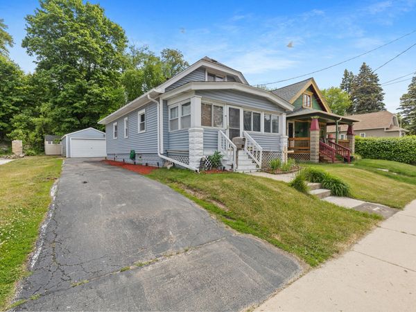 1017 N Chicago Ave, South Milwaukee, WI 53172