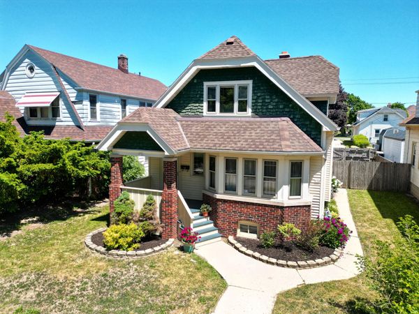 936 S 77th St, West Allis, WI 53214