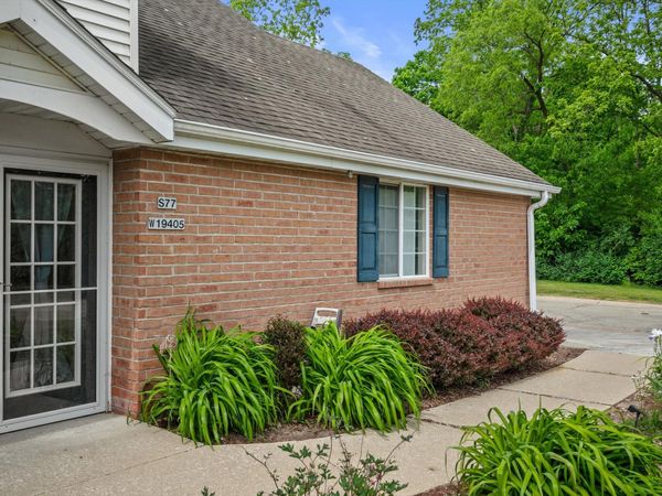 S77W19405 Lakewood Dr, Muskego, WI 53150