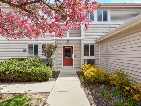 769 W Puetz Rd, Oak Creek, WI 53154