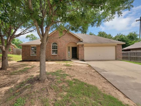 132 Parkwood Court , Azle, TX 76020