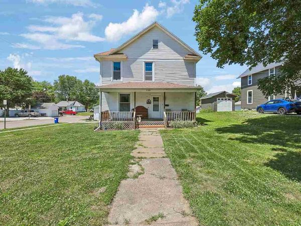 739 S Iowa Ave, Washington, IA 52353