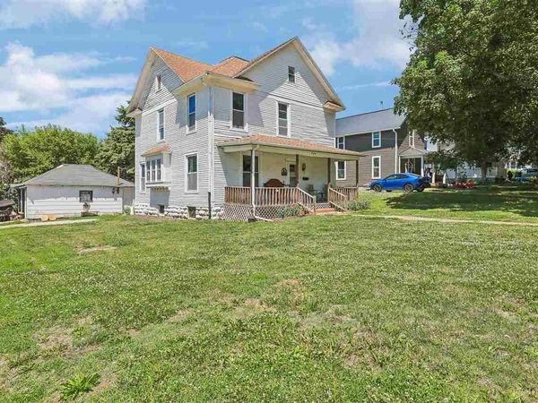 739 S Iowa Ave, Washington, IA 52353
