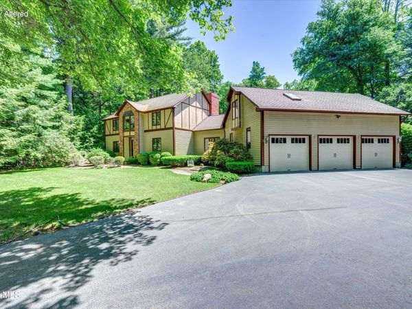 16 Innisbrook Drive, Clifton Park, NY 12065