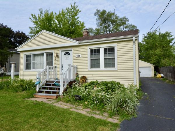 1028 West Drive , South Elgin, IL 60177