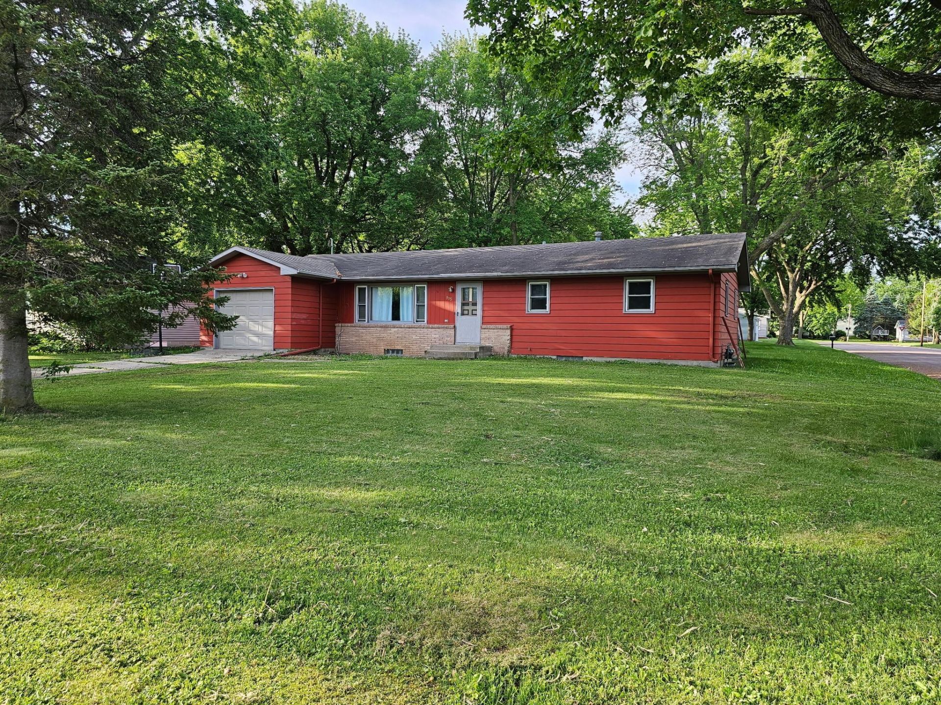 395 W Minnesota Street , Le Center, MN 56057