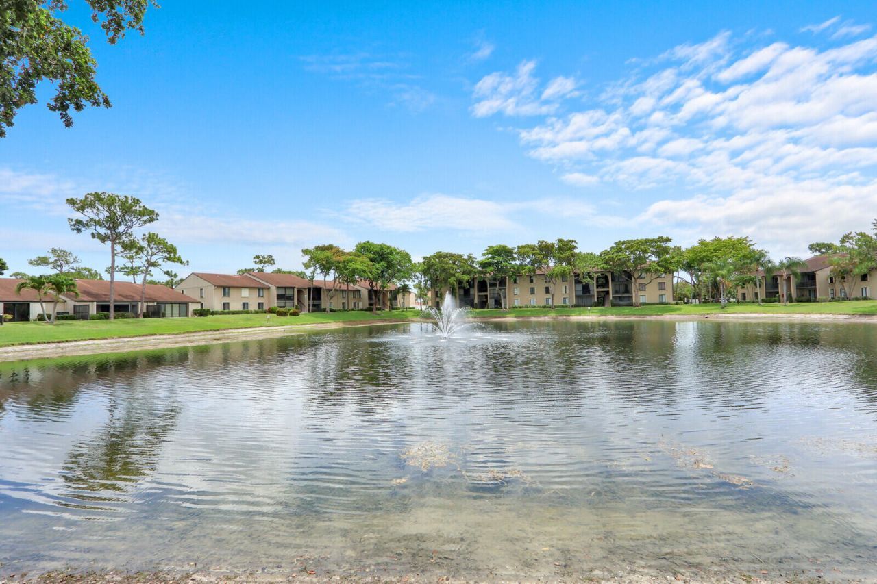715 Sunny Pine Way, Unit B1, Greenacres, FL 33415 Photo