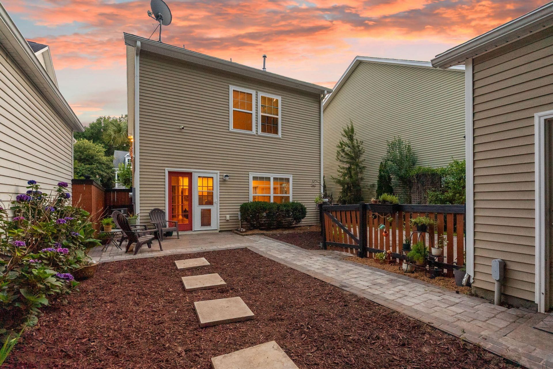 1736 Towne Street Photo 25