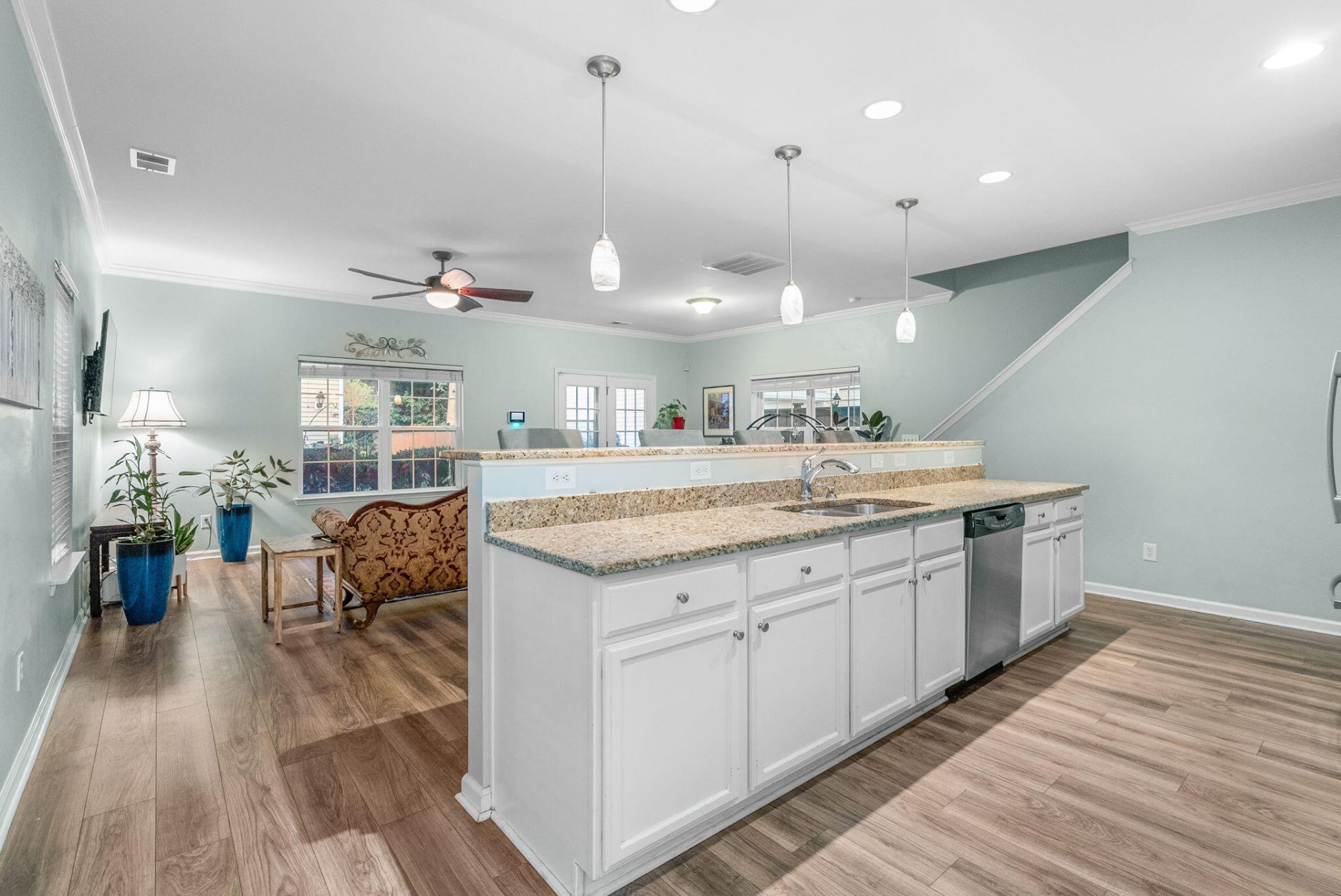 1736 Towne Street Photo 8
