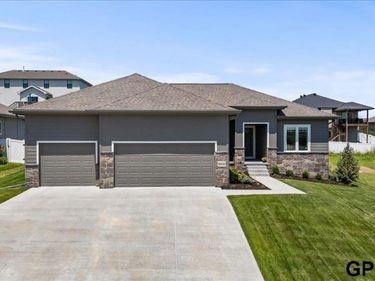 18450 Greenleaf Street, Omaha, NE 68136
