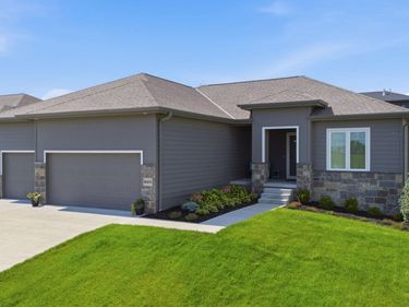18450 Greenleaf Street, Omaha, NE 68136
