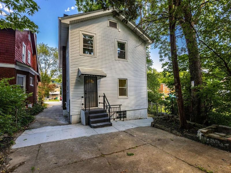 2011 Highland Avenue, Cincinnati, OH 45219 Photo 4